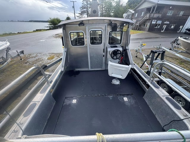 2003 25ft Ironwood Welded Aluminum Boat Package – Volvo Diesel & 2025 Mercury Kicker - Image 5